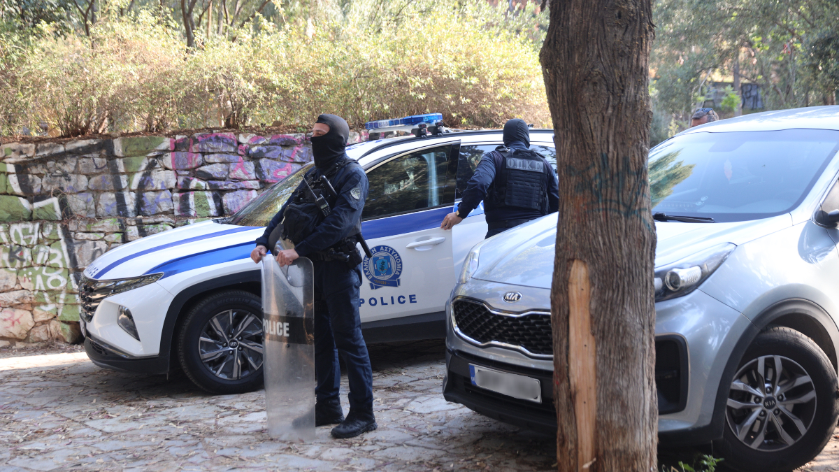 Λόφος Στρέφη: Επίθεση με μολότοφ σε ομάδα της ΟΠΚΕ - Τραυματίστηκε αστυνομικός