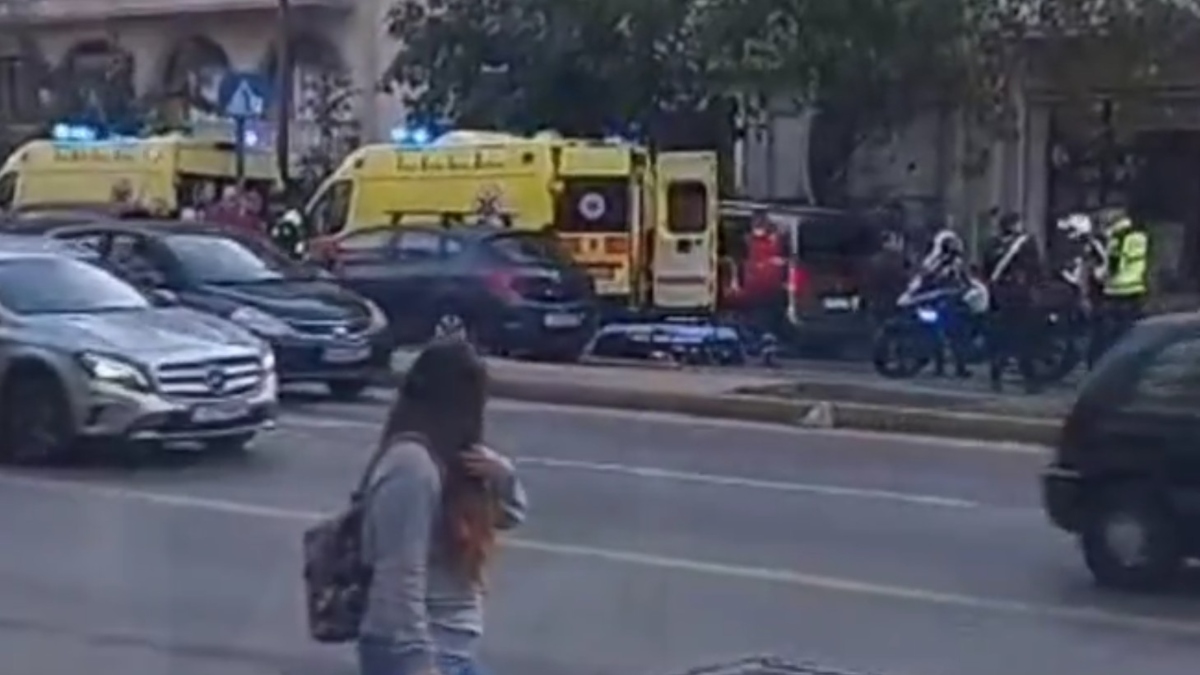 Τροχαίο με παράσυρση πεζού στην Κηφισίας - Δύο τραυματίες (βίντεο)