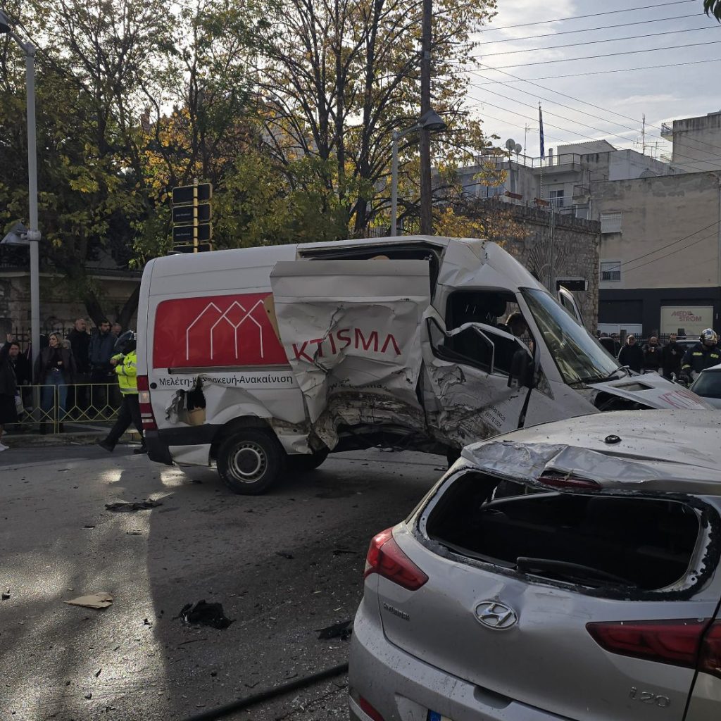 Σοβαρό τροχαίο στην Πτολεμαΐδα - «Παλιοσίδερα» τα δύο οχήματα (βίντεο)