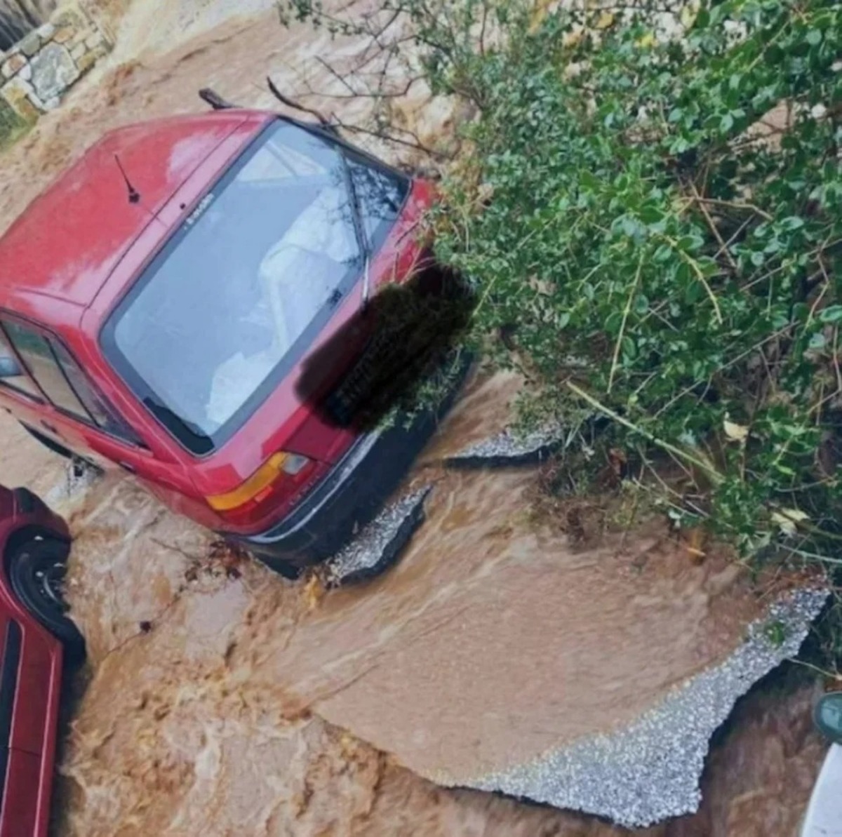 Ποτάμια λάσπης «έπνιξαν» τη Θάσο 1 Ποτάμια λάσπης «έπνιξαν» τη Θάσο