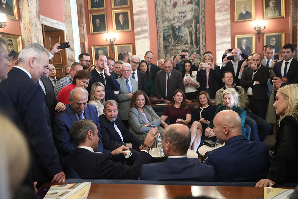 Κυριακος Μητσοτάκης με βουλευτές στο καφενείο της Βουλής