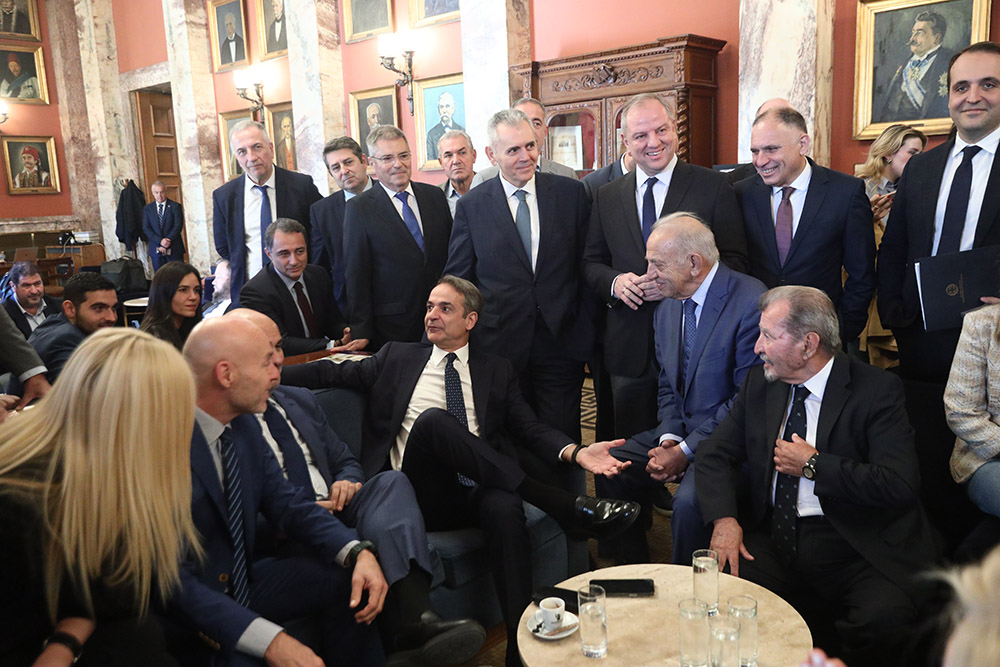 Κυριακος Μητσοτάκης με βουλευτές στο καφενείο της Βουλής