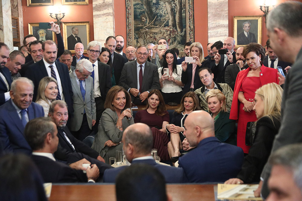 Κυριακος Μητσοτάκης με βουλευτές στο καφενείο της Βουλής