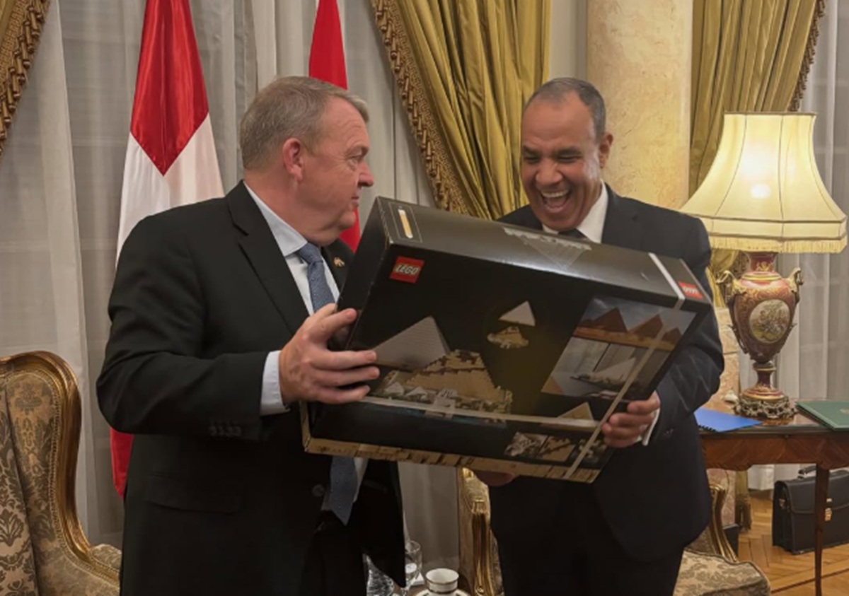 Πυραμίδα από… Lego: Η κίνηση του Δανού ΥΠΕΞ στον Αιγύπτιο υπουργό στα εγκαίνια του GEM