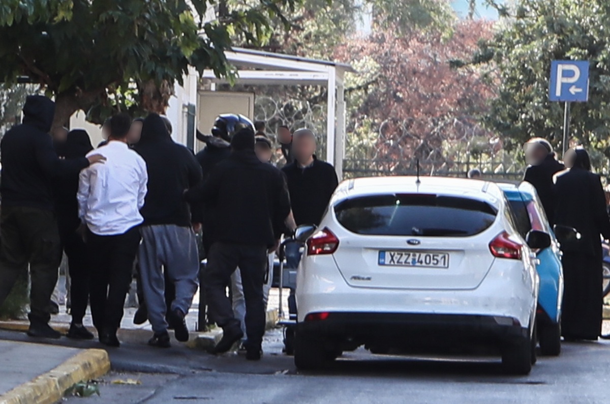 Κύκλωμα ναρκωτικών με ρασοφόρους: Προθεσμία για απολογία σε τρεις κατηγορούμενους