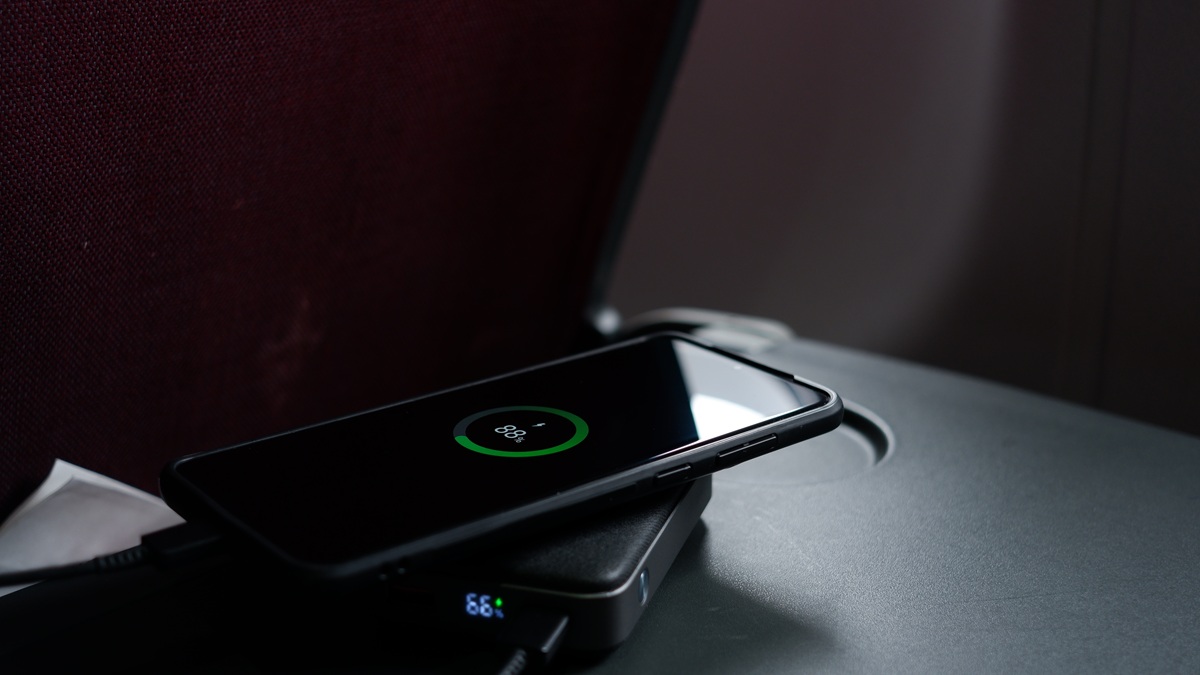 Νέα έκρηξη από power bank σε αεροπλάνο βάζει «μπλόκο» στους φορητούς φορτιστές στις πτήσεις