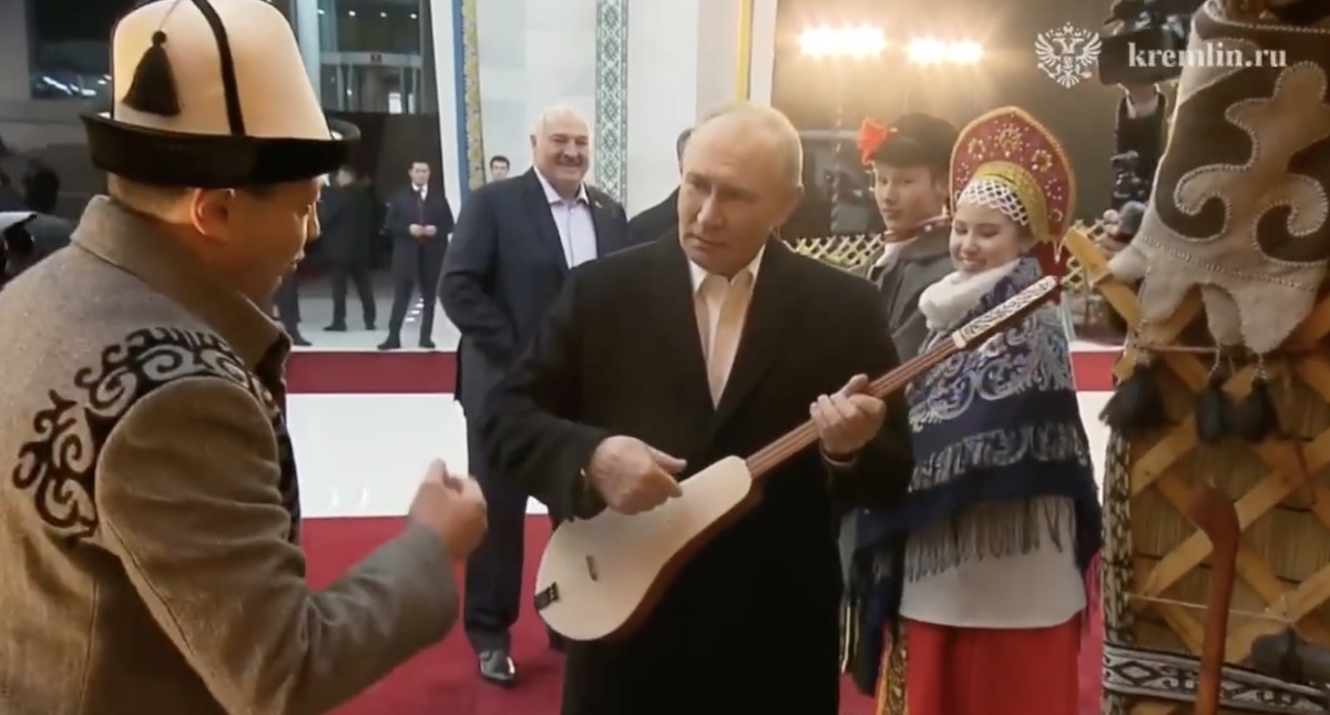Βλαντίμιρ Πούτιν Μουσικό Όργανο Κιργιστάν