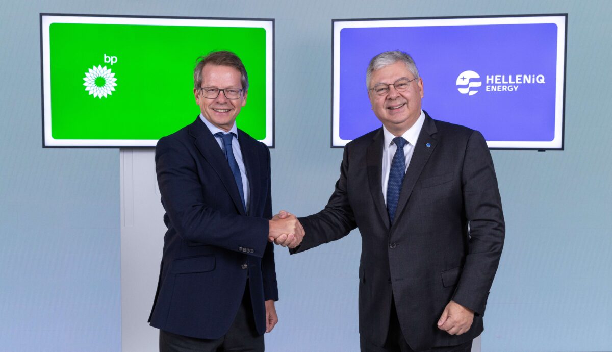 HELLENiQ ENERGY και BP ανανέωσαν τη συνεργασία τους με ορίζοντα 10ετίας