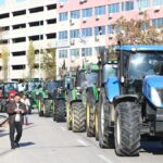 Με κομβόι οι αγρότες στο λιμάνι Θεσσαλονίκης - Τρακτέρ έζωσαν την πόλη (βίντεο)