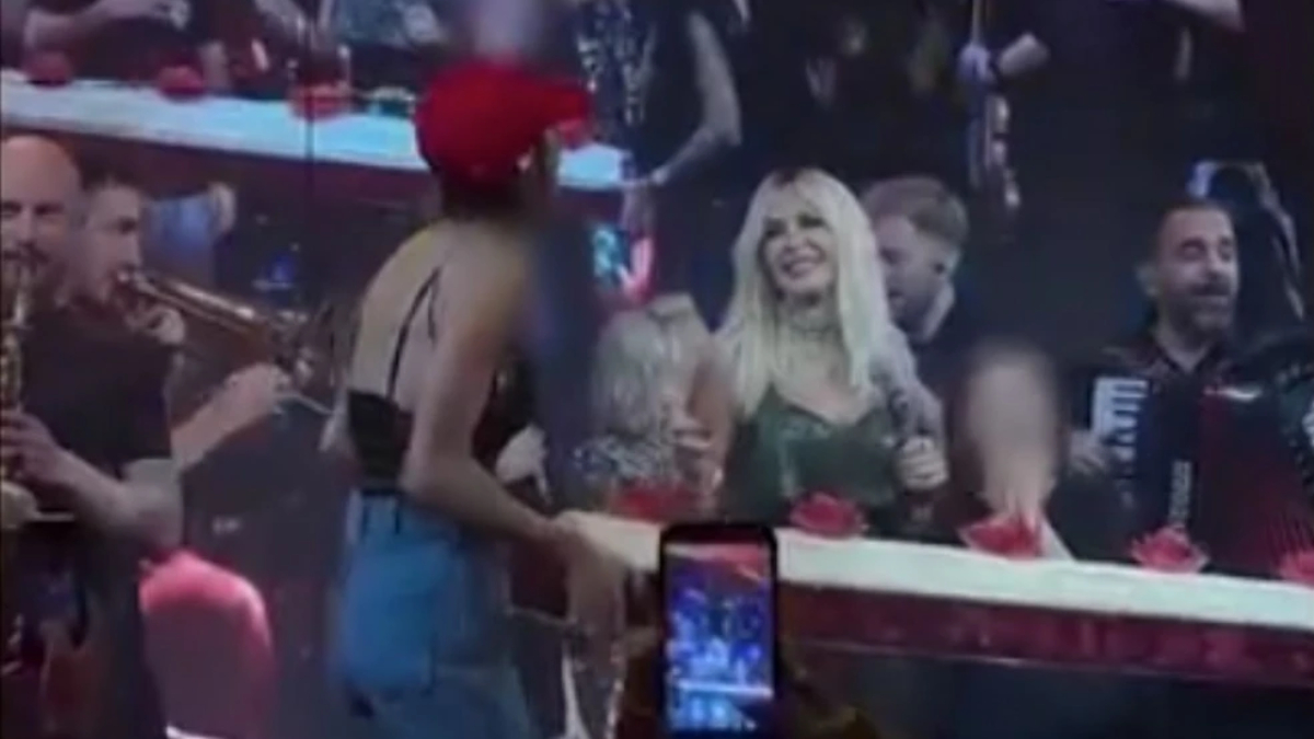 Άννα Βίσση: Γιόρτασε τα γενέθλιά της επί σκηνής με Σοφία Καρβέλα και εγγόνια - Η τεράστια τούρτα (βίντεο)