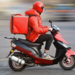 Νίκαια: Οδηγός παρέσυρε διανομέα, τον ξυλοκόπησε και τον εγκατέλειψε αιμόφυρτο