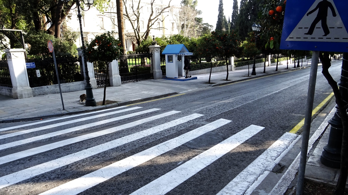 Τροχαίο έξω από το Μαξίμου: ΙΧ παρέσυρε ηλικιωμένο - Πρώτες βοήθειες από βουλευτή της ΝΔ