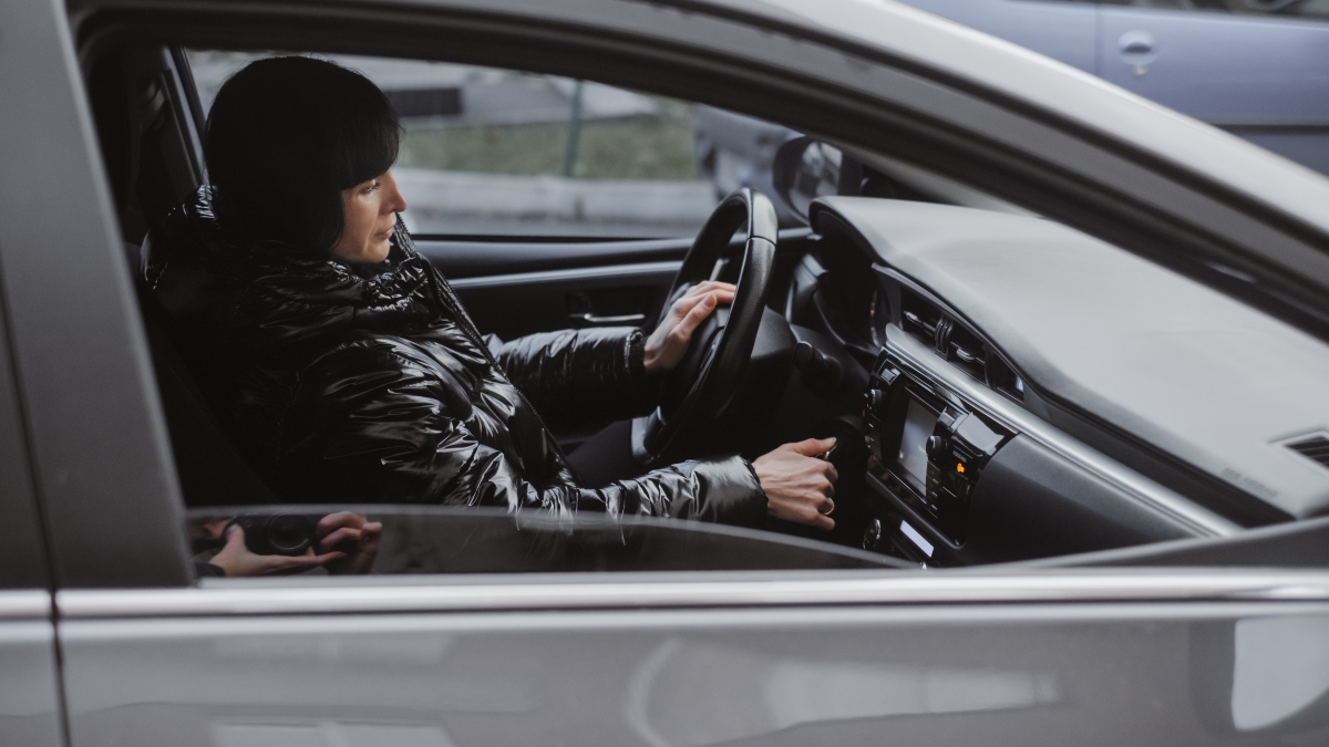 Αυτοκίνητο και χειμώνας: Ο μύθος με το ρελαντί όταν βάζετε μπροστά τον κινητήρα