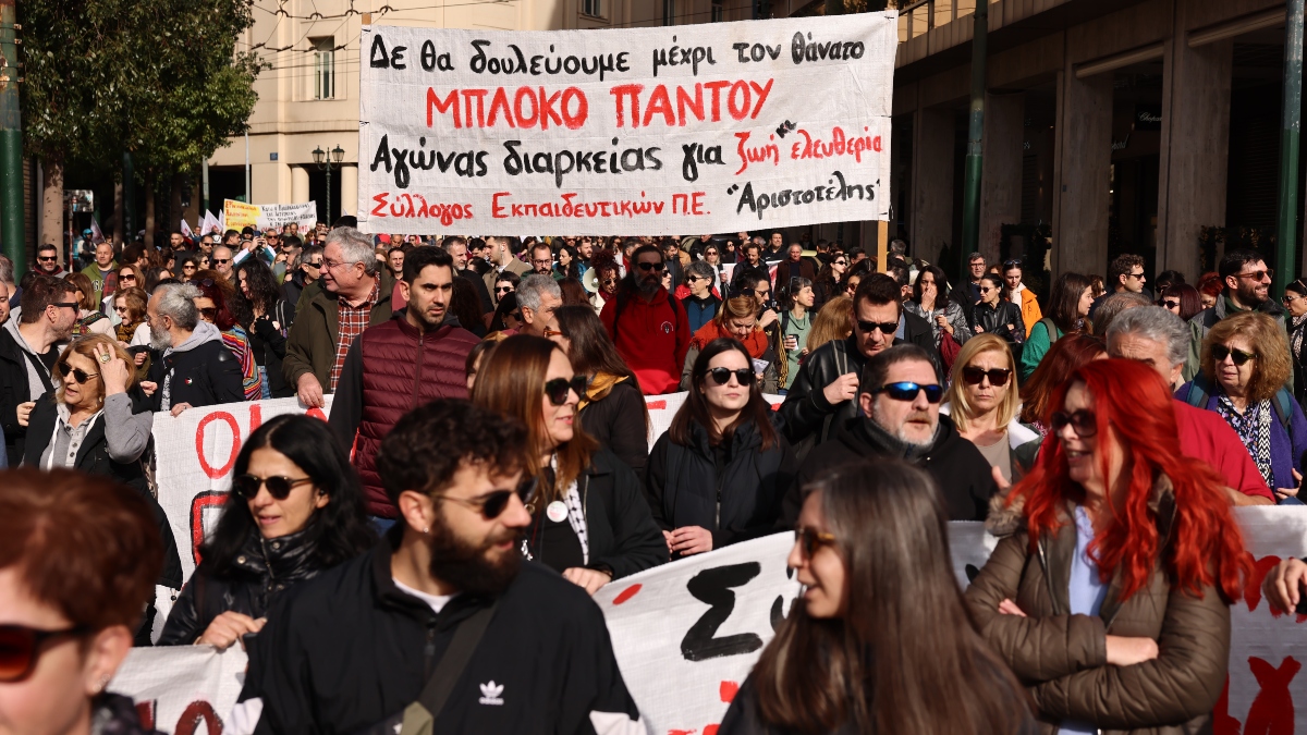 Κλειστοί δρόμοι τώρα στο Σύνταγμα λόγω συγκεντρώσεων για την απεργία