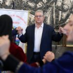 Με κλαρίνα τα κάλαντα στον Δημήτρη Κουτσούμπα (βίντεο)