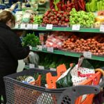 Τιμές «φωτιά» σε φρούτα και λαχανικά: 90% πάνω τα μαρούλια, 120% στα αγγούρια