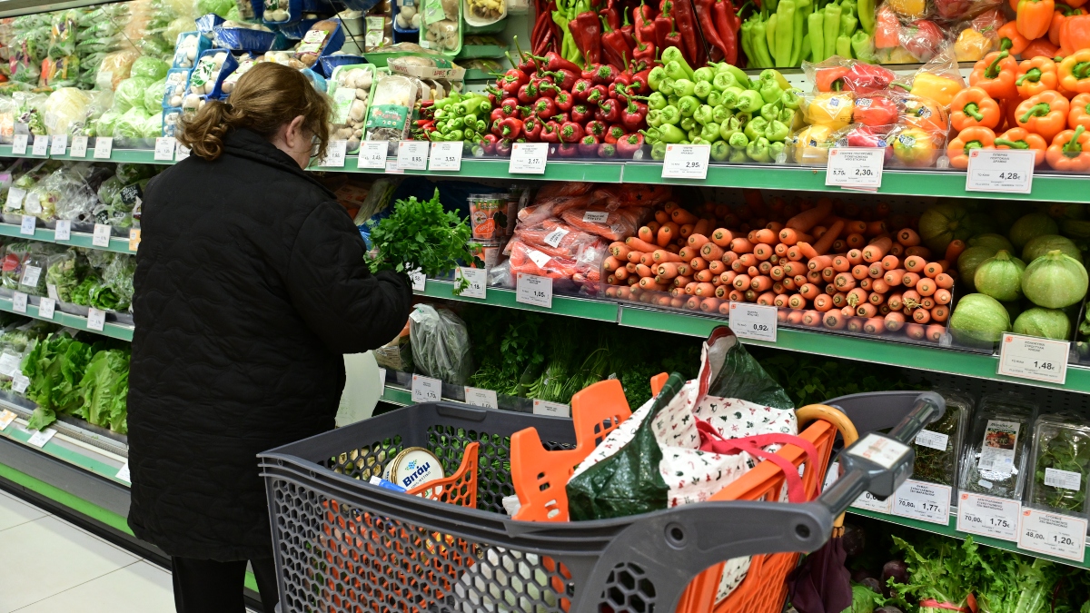 Τιμές «φωτιά» σε φρούτα και λαχανικά: 90% πάνω τα μαρούλια, 120% στα αγγούρια