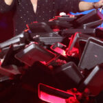 Sold out τα μπουζούκια τα Χριστούγεννα - Πόσο πάει το πρώτο τραπέζι στις μεγάλες πίστες