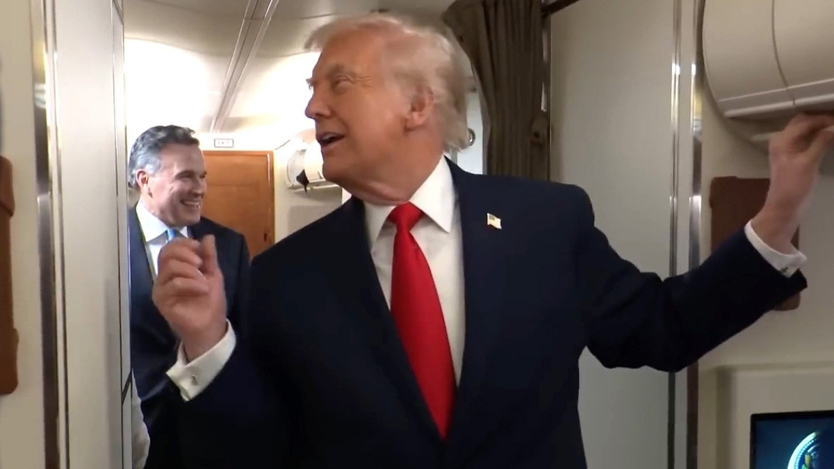 Viral ευτράπελο στο Air Force One: Επιβάτης ανοίγει την πόρτα τουαλέτας και χτυπά τον Τραμπ (βίντεο)