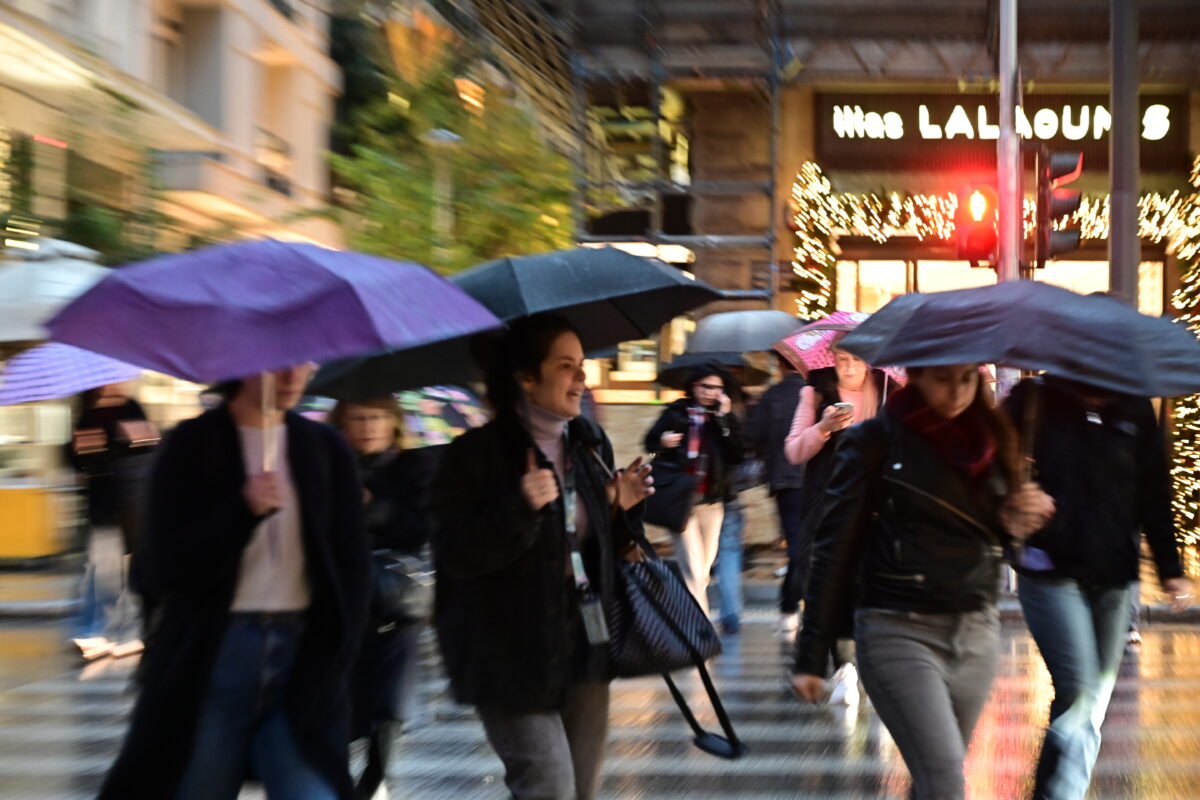 Κακοκαιρία Byron: Κλειστά σχολεία και έκτακτα μέτρα – Τι ισχύει με Δημόσιο, ταξί, delivery, τηλεργασία