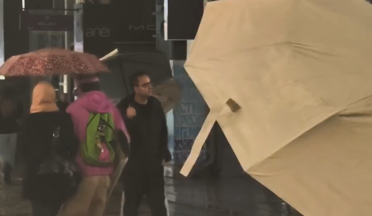 Κακοκαιρία Byron: «Μπλακ άουτ» στην Ερμού – Χωρίς ρεύμα πολλά καταστήματα