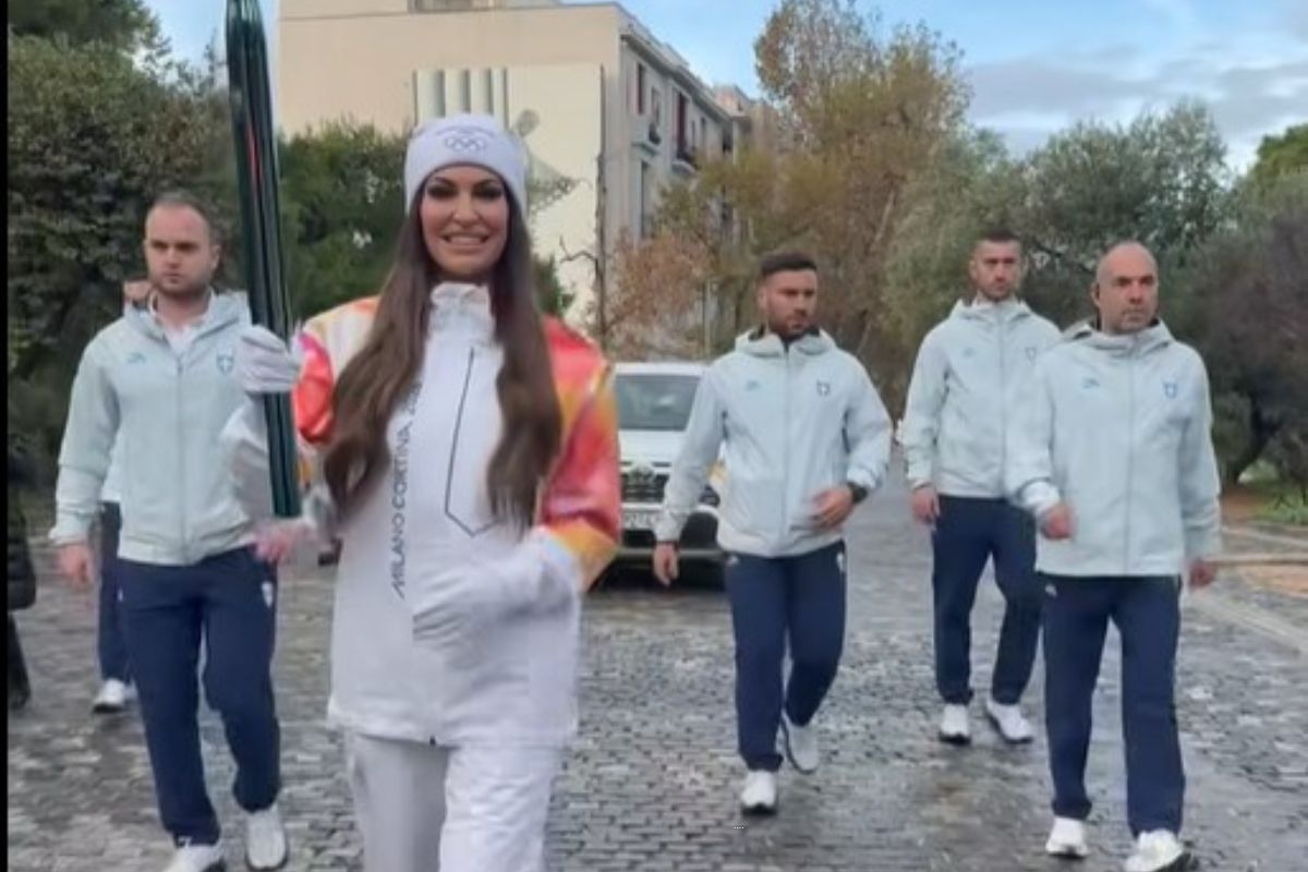 Λαμπαδιοδρόμος η Κίμπερλι Γκιλφόιλ: Έτρεξε με τη φλόγα των Χειμερινών Ολυμπιακών Αγώνων – Βίντεο