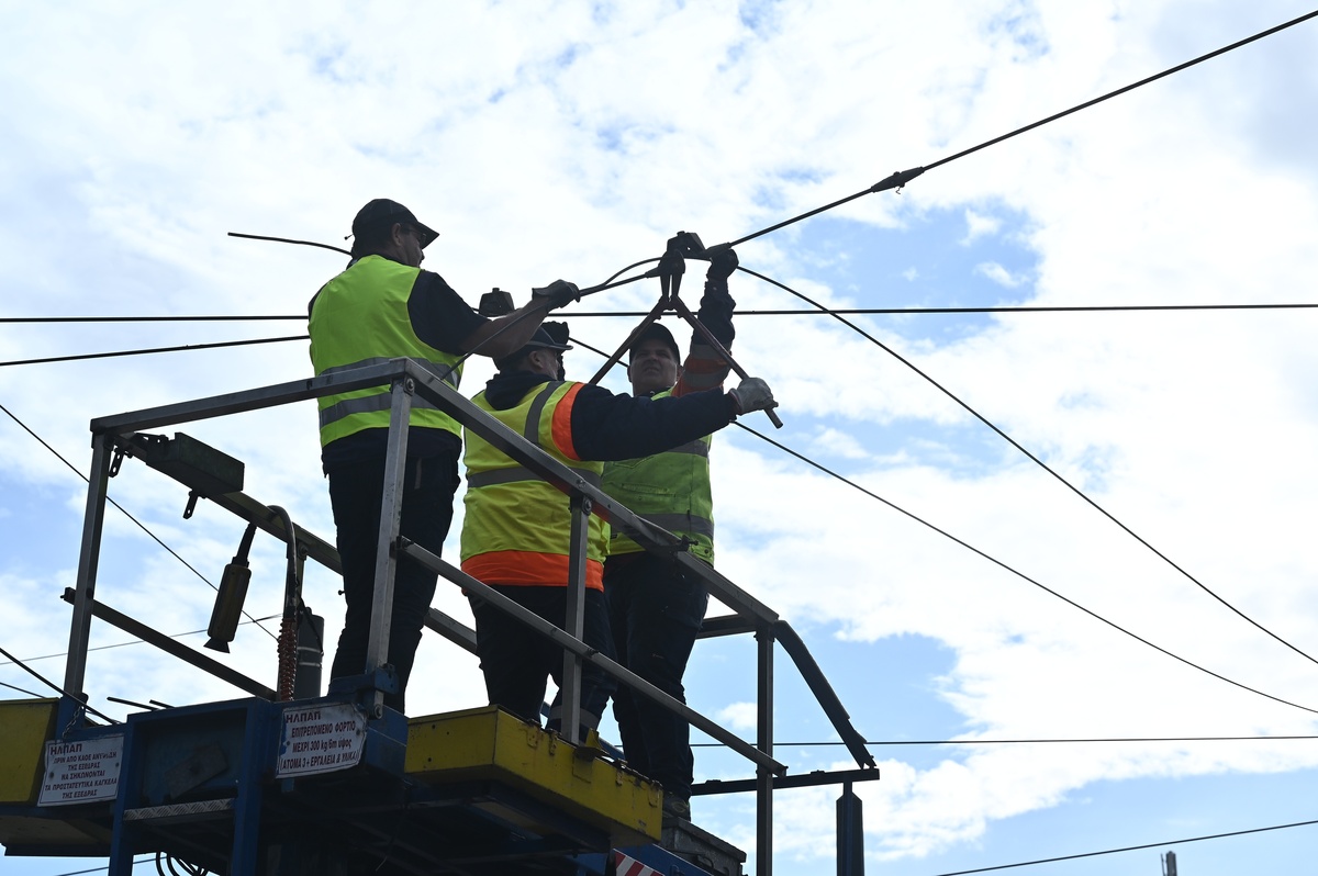 Από τον Πειραιά ξεκίνησε το ξήλωμα του δικτύου των τρόλεϊ 10 Από τον Πειραιά ξεκίνησε το ξήλωμα του δικτύου των τρόλεϊ