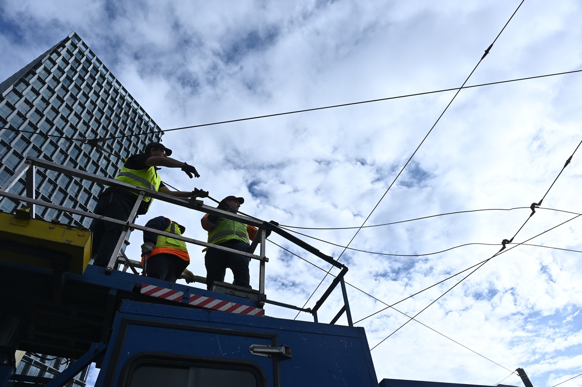 Από τον Πειραιά ξεκίνησε το ξήλωμα του δικτύου των τρόλεϊ 12 Από τον Πειραιά ξεκίνησε το ξήλωμα του δικτύου των τρόλεϊ