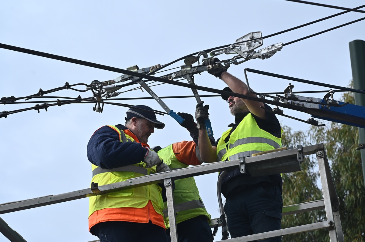 Από τον Πειραιά ξεκίνησε το ξήλωμα του δικτύου των τρόλεϊ 13 Από τον Πειραιά ξεκίνησε το ξήλωμα του δικτύου των τρόλεϊ