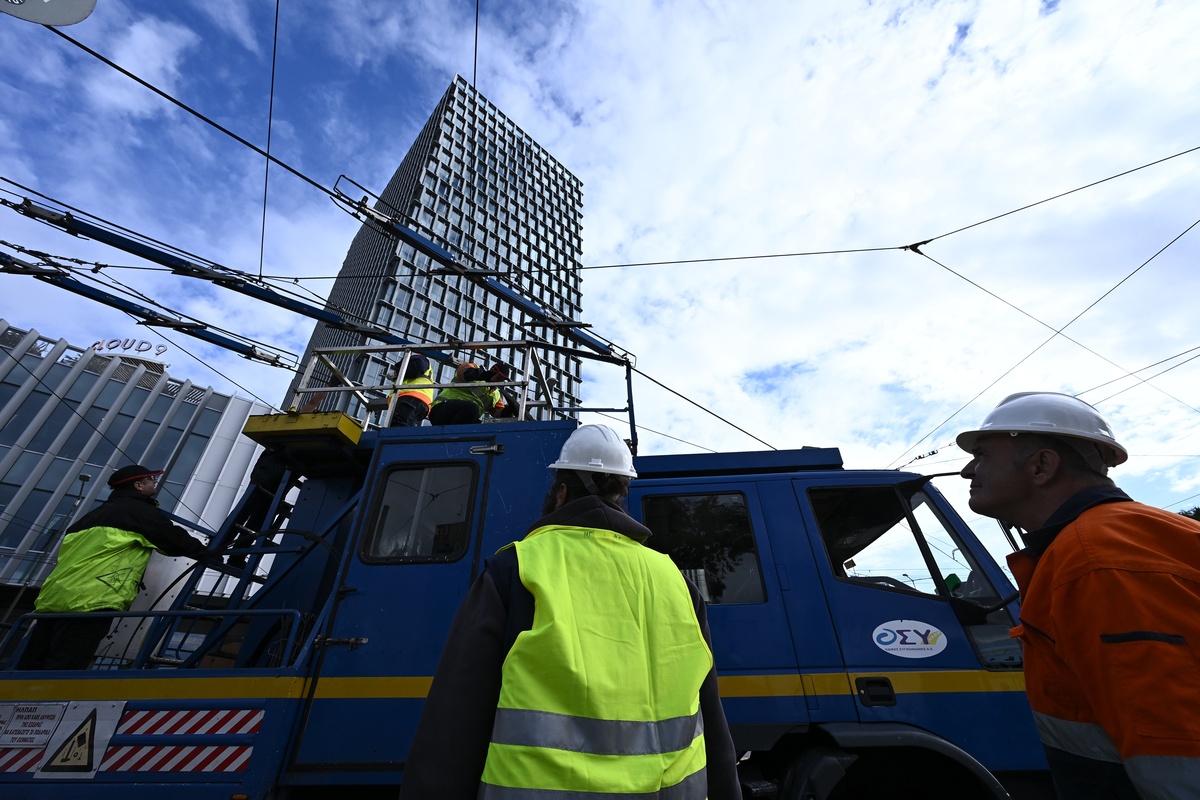 Από τον Πειραιά ξεκίνησε το ξήλωμα του δικτύου των τρόλεϊ 2 Από τον Πειραιά ξεκίνησε το ξήλωμα του δικτύου των τρόλεϊ