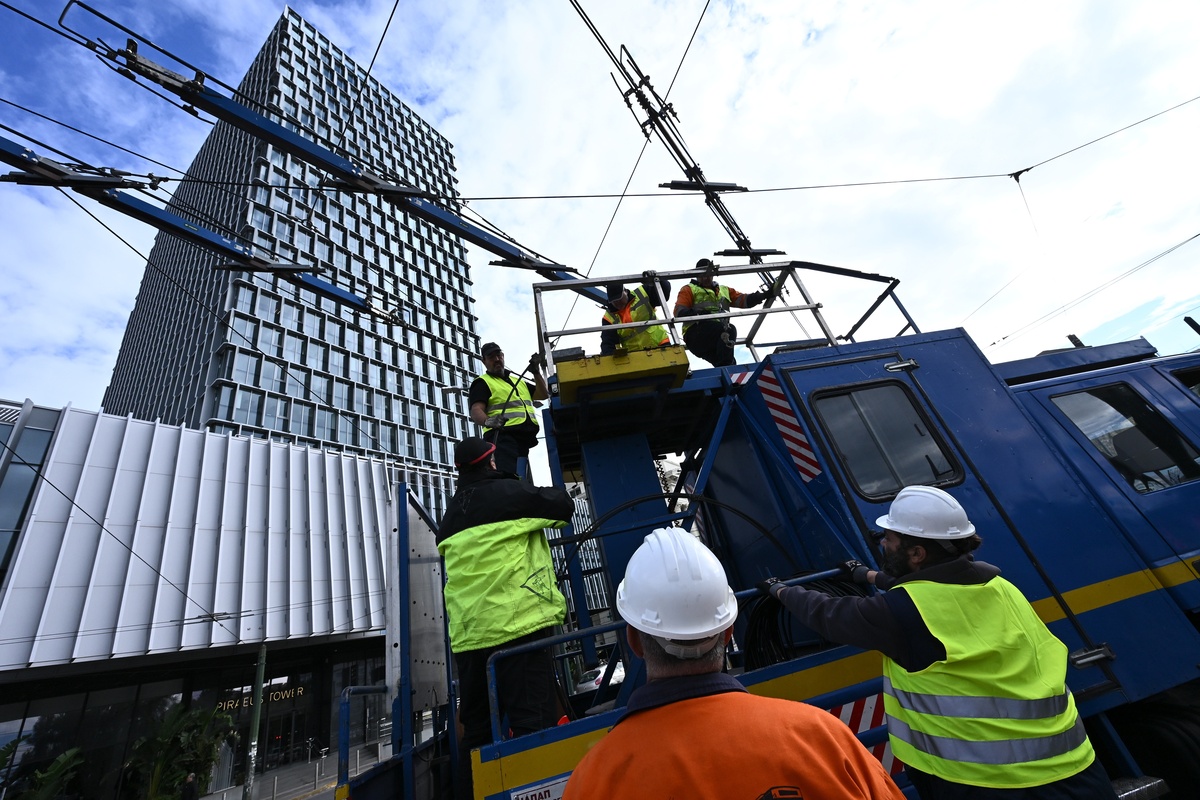 Από τον Πειραιά ξεκίνησε το ξήλωμα του δικτύου των τρόλεϊ 4 Από τον Πειραιά ξεκίνησε το ξήλωμα του δικτύου των τρόλεϊ