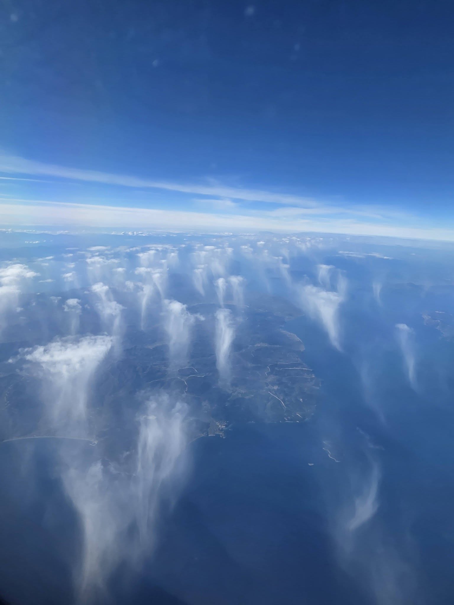 Εντυπωσιακό φαινόμενο στον ουρανό της Αθήνας - Τι είναι τα νέφη virga