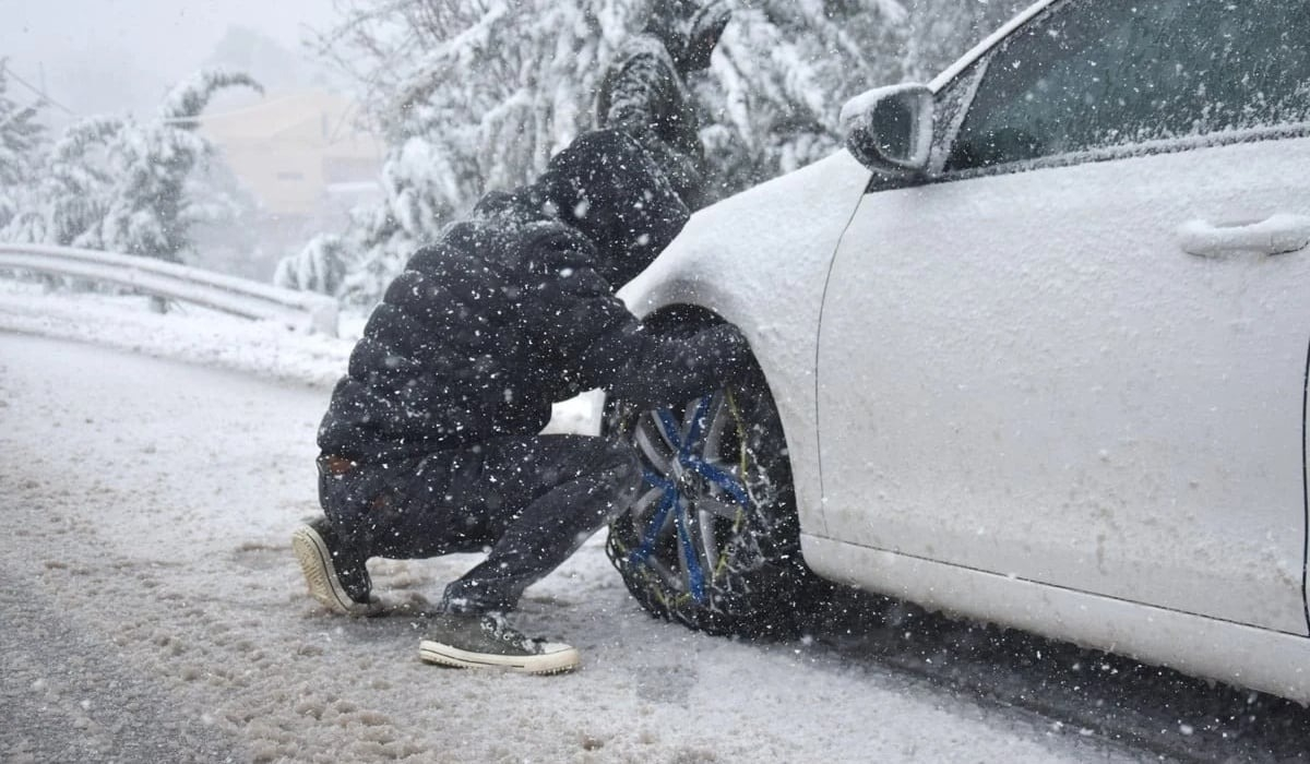 Κακοκαιρία: Πού είναι υποχρεωτικές οι αλυσίδες – Πώς τοποθετούνται βήμα-βήμα (βίντεο)