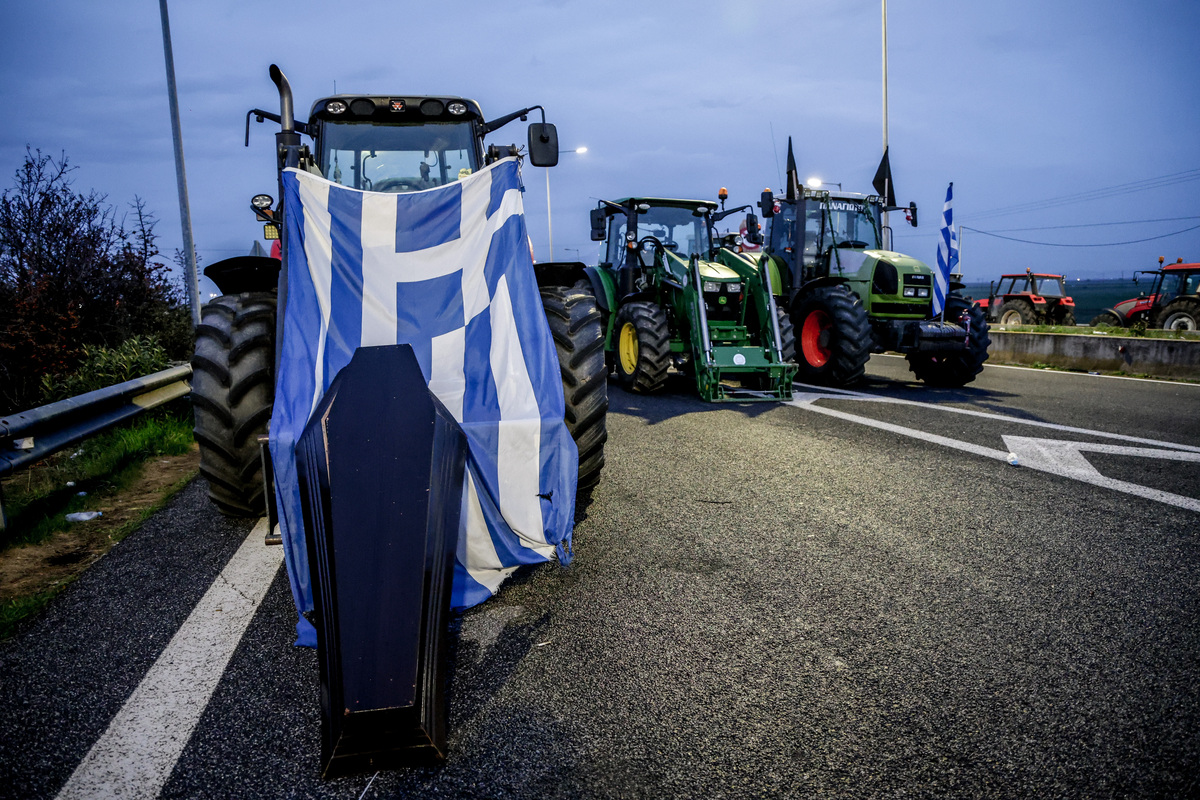 Αρχίζει ο «πόλεμος των τρακτέρ» – Τα μπλόκα σκληραίνουν, η κυβέρνηση απειλεί με διώξεις