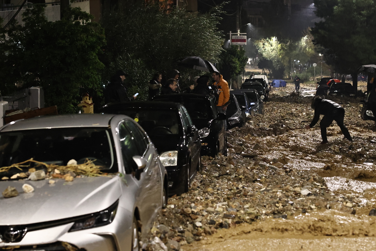 Νεκρή γυναίκα στην Άνω Γλυφάδα – Πώς γράφτηκε η τραγωδία από την κακοκαιρία (Βίντεο, Εικόνες)