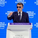 Μακρόν όπως… «Top Gun» - Με γυαλιά ηλίου και στο Νταβός (βίντεο)