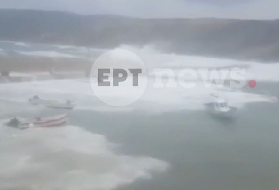 Κακοκαιρία στη Γαύδο: Ιστιοπλοϊκό σηκώνεται από τα κύματα στο λιμάνι – Βίντεο