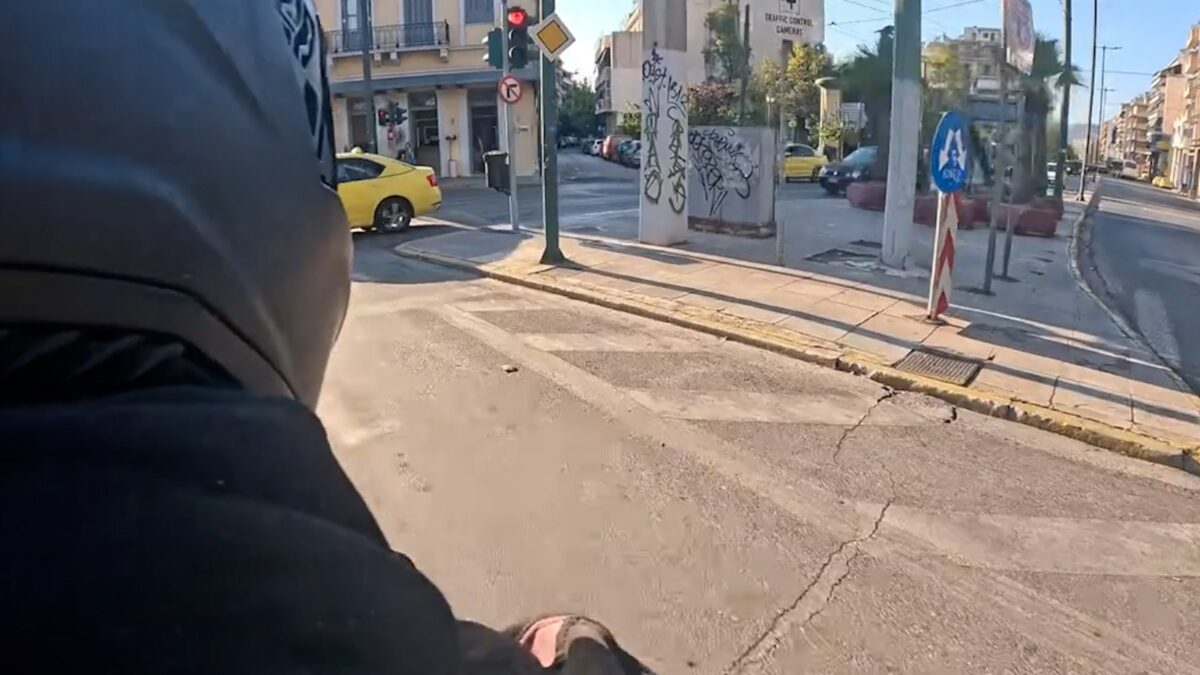 «Παραλίγο να μας πιάσουν» - Μοτοσικλετιστής παραβιάζει επίτηδες όλο τον ΚΟΚ στο κέντρο Αθήνας