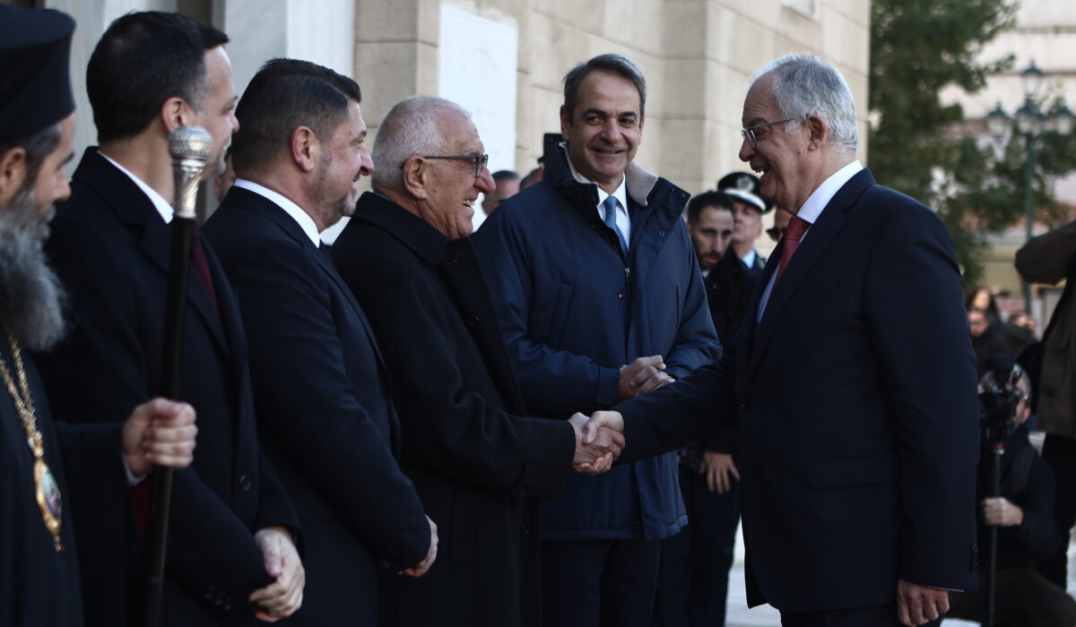 Με καφέ στο Κολωνάκι ξεκίνησε το 2026 για την πολιτική ηγεσία – Δείτε βίντεο και φωτογραφίες