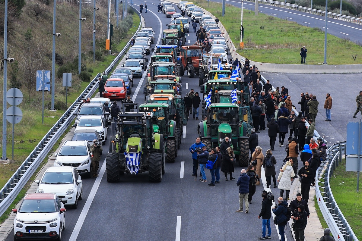 Οι αγρότες απαντούν στο τελεσίγραφο της κυβέρνησης: «Αντέχουμε, δεν πιεζόμαστε»