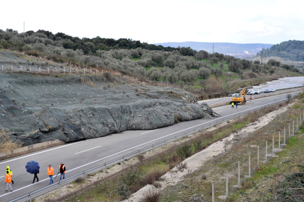 Τι συνέβη με την κατολίσθηση στην Ιόνια Οδό – Οι απαντήσεις του Ευθ. Λέκκα στο iEidiseis