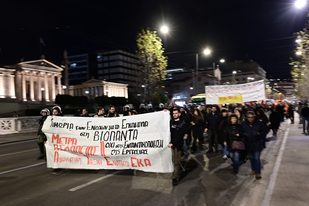 Συγκέντρωση διαμαρτυρίας στο Σύνταγμα για το εργατικό δυστύχημα στη «Βιολάντα» (εικόνες και βίντεο)
