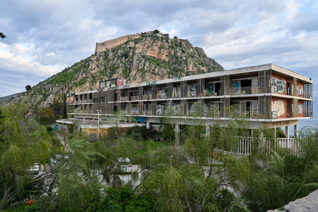 Ναύπλιο: Μαθήτρια τραυματίστηκε σοβαρά - Έπεσε από το παλιό ΞΕΝΙΑ (Εικόνες) 3 Ναύπλιο: Μαθήτρια τραυματίστηκε σοβαρά - Έπεσε από το παλιό ΞΕΝΙΑ (Εικόνες)