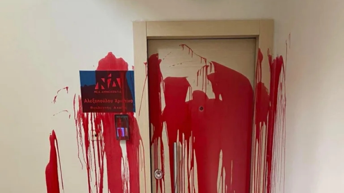 Διπλή επίθεση σε βουλευτές ΝΔ στην Πάτρα – Βανδάλισαν τα γραφεία Αλεξοπούλου και Κατσανιώτη