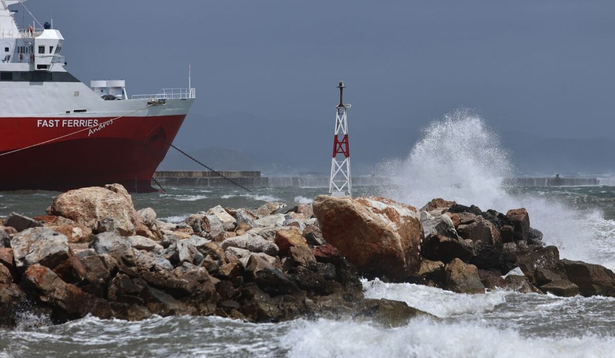 Απαγορευτικό απόπλου: Τι γίνεται με τα δρομολόγια πλοίων σε Πειραιά, Ραφήνα, Λαύριο