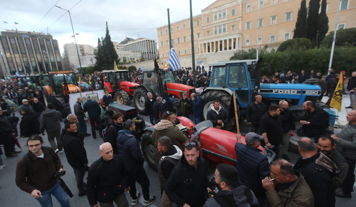 «Απόβαση» αγροτών στο Σύνταγμα – Κλειστό το κέντρο της Αθήνας (βίντεο και εικόνες)