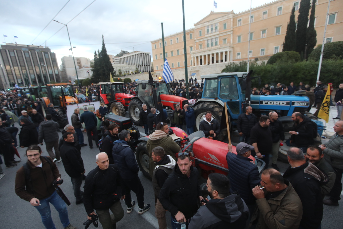 «Απόβαση» αγροτών στο Σύνταγμα – Κλειστό το κέντρο της Αθήνας (βίντεο και εικόνες)