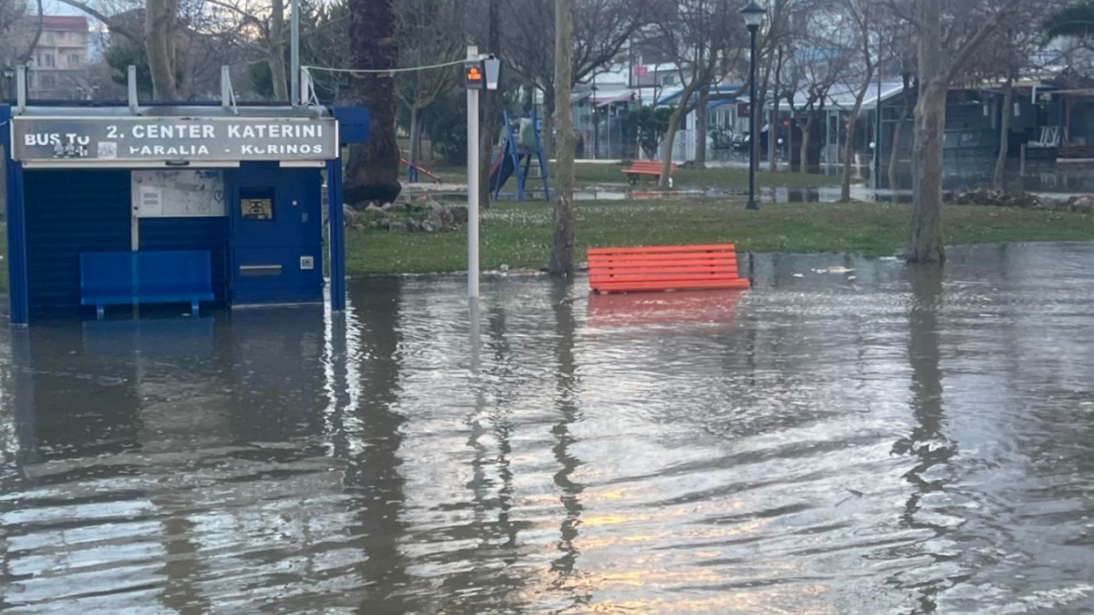 Πρωτοφανές φαινόμενο στην Κατερίνη: Η θάλασσα «βγήκε» στη στεριά – Μεγάλες ζημιές