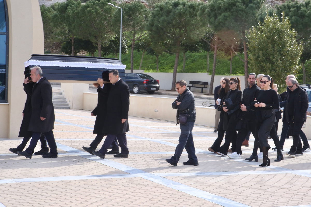 Λάκης Ραπτάκης: Το τελευταίο «αντίο» στον θρύλο της νύχτας – Συντετριμμένη η Βάνα Μπάρμπα