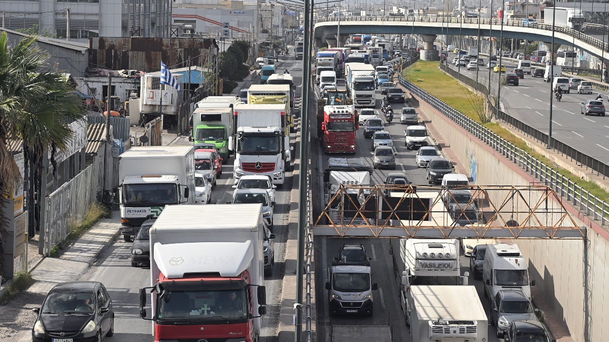 Κίνηση στους δρόμους: «Κόλαση» σε Κηφισό, Λ. Αθηνών και Σχιστού λόγω απεργίας ταξί και κλειστής Αττικής Οδού